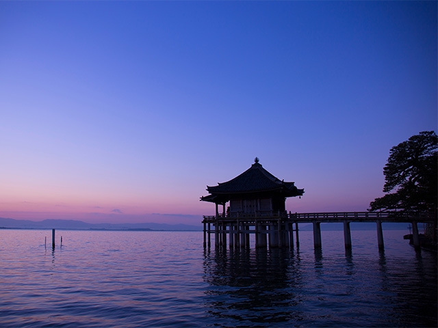 浮御堂：歴史的な足跡と共に彩る琵琶湖畔の絶景スポット